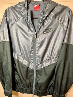 Nike Woman’s Two-Tone Hooded Windbreaker Jacket Green Colorblock